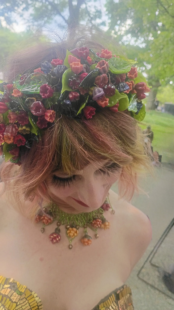 Details of crown and necklace